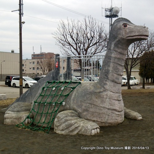 グリーンベルト（東雲町かいじゅう広場）のブラキオサウルスすべり台
