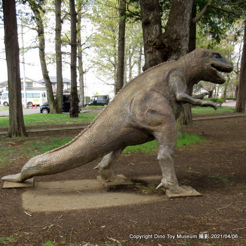 諏訪山公園のミニサイズのティラノサウルス