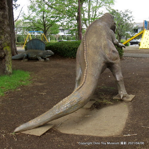諏訪山公園のミニサイズのティラノサウルス