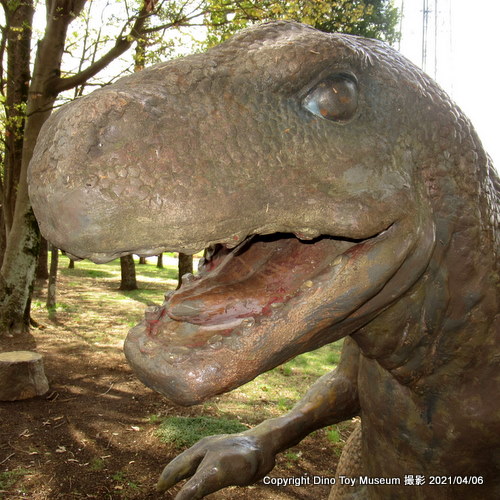 諏訪山公園のミニサイズのティラノサウルス