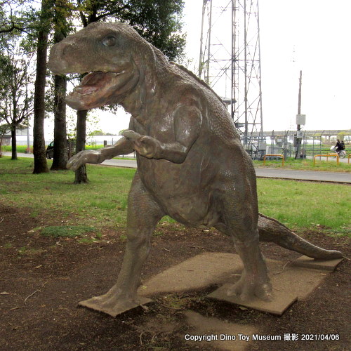 諏訪山公園のミニサイズのティラノサウルス