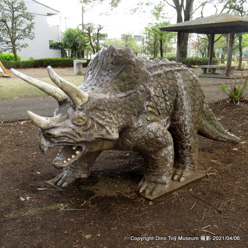 諏訪山公園のミニサイズのトリケラトプス