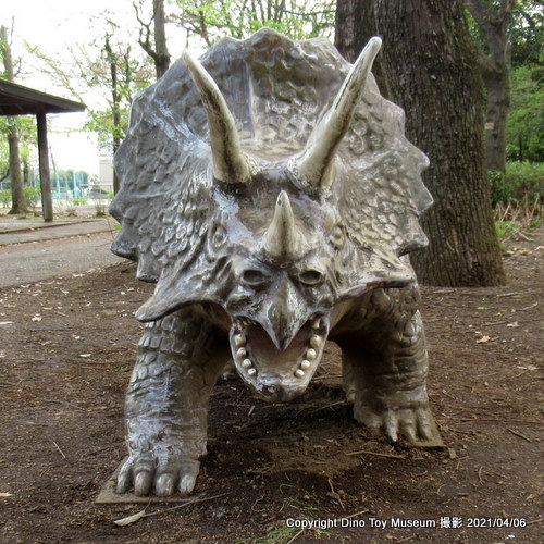 諏訪山公園のミニサイズのトリケラトプス