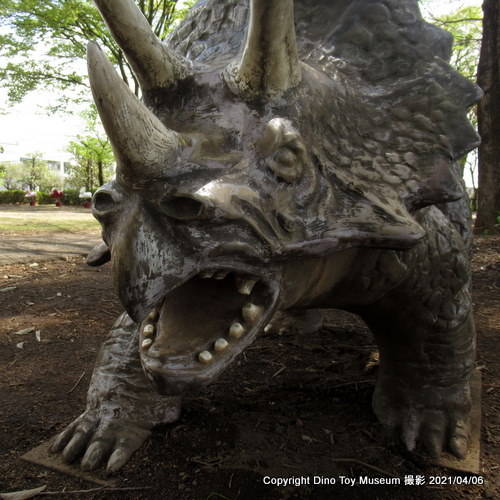 諏訪山公園のミニサイズのトリケラトプス