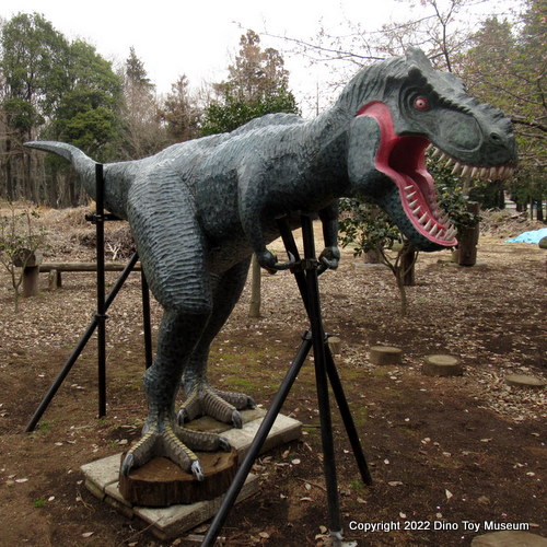 磯之宮公民館隣の広場「こどもひろば」のティラノサウルス