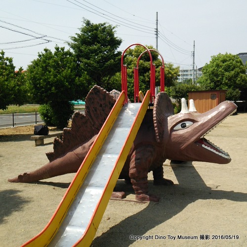 六供こども公園のハイブリッド恐竜