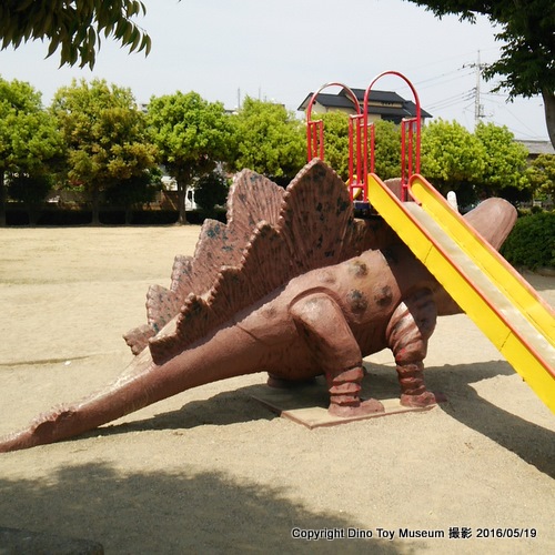 六供こども公園のハイブリッド恐竜