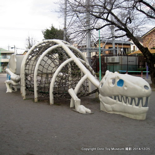 根岸東児童公園のティラノサウルス骨格のアスレチック遊具