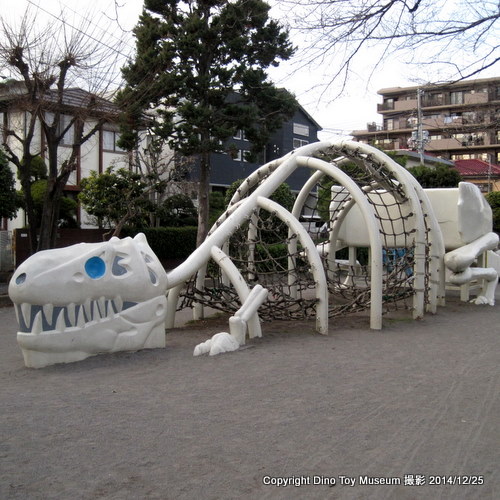 根岸東児童公園のティラノサウルス骨格のアスレチック遊具