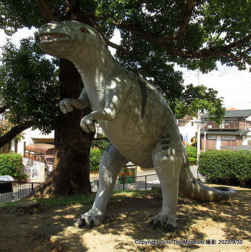 コミュニティ第２児童公園のアロサウルス