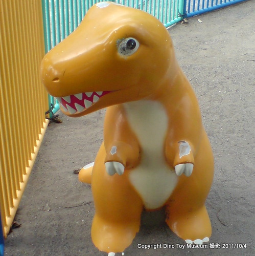 永代公園のアニメ調ティラノサウルス