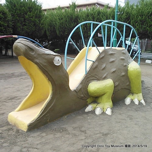 ほんごう公園の恐竜すべり台