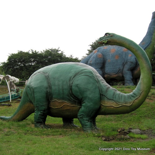 茶臼山恐竜公園のブロントサウルス（子ども）