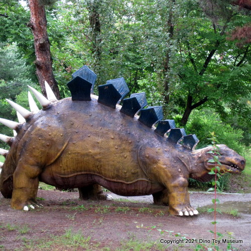 茶臼山恐竜公園のケントロサウルス