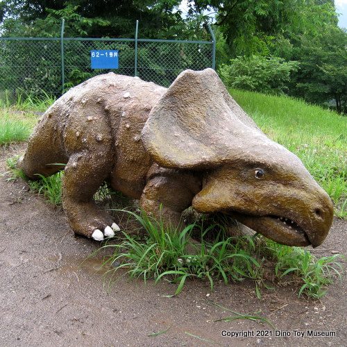 茶臼山恐竜公園のプロトケラトプスとタマゴ