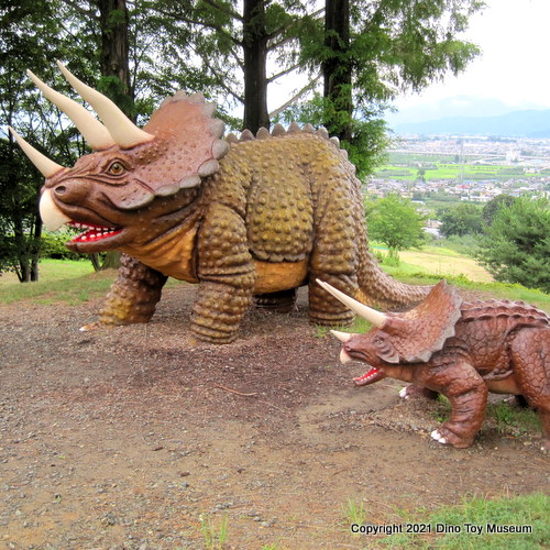 茶臼山恐竜公園のトリケラトプス（親子）