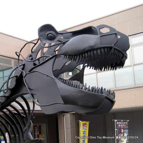 JR篠ノ井駅の恐竜モニュメントの