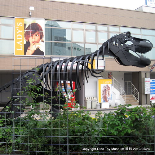 JR篠ノ井駅の恐竜モニュメントの