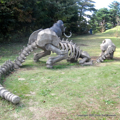 小室山公園　恐竜広場のスケルトンザウルス