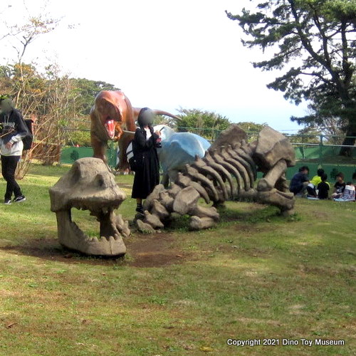 小室山公園　恐竜広場のスケルトンザウルス