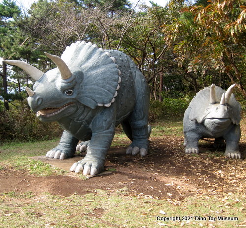 小室山公園　恐竜広場のトリケラ親子