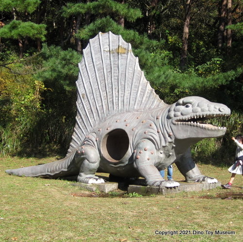 小室山公園　恐竜広場のディメトロドン