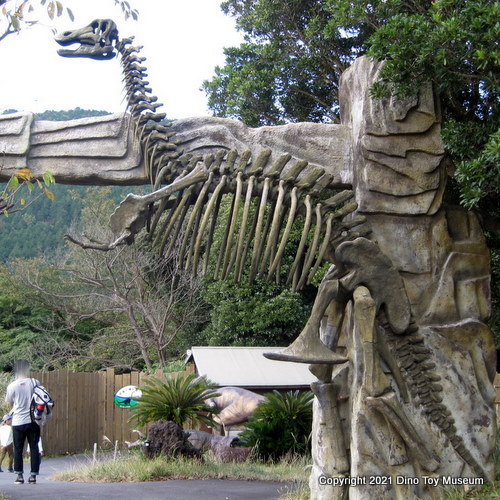 伊豆アニマルキングダム　恐竜が棲む森のゲートがイグアノドン骨格