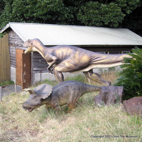 伊豆アニマルキングダム　恐竜が棲む森のアロサウルス、トリケラトプス