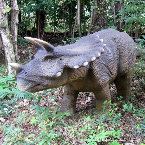 伊豆アニマルキングダム　恐竜が棲む森のトリケラトプス（親）