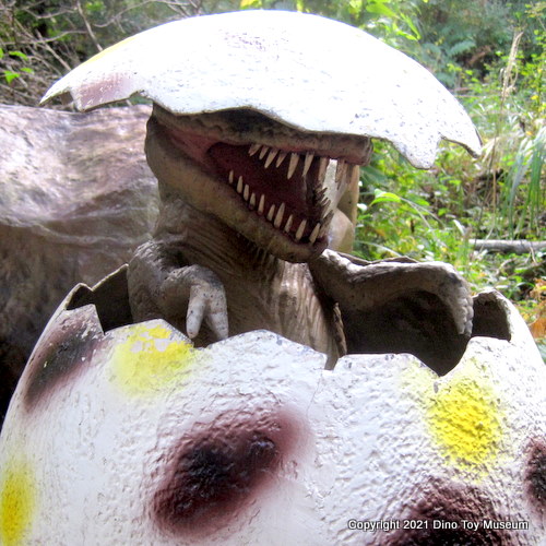 伊豆アニマルキングダム　恐竜が棲む森のトリケラトプスのベンチ