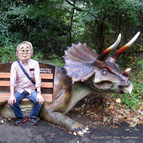 伊豆アニマルキングダム　恐竜が棲む森のトリケラトプスのベンチ