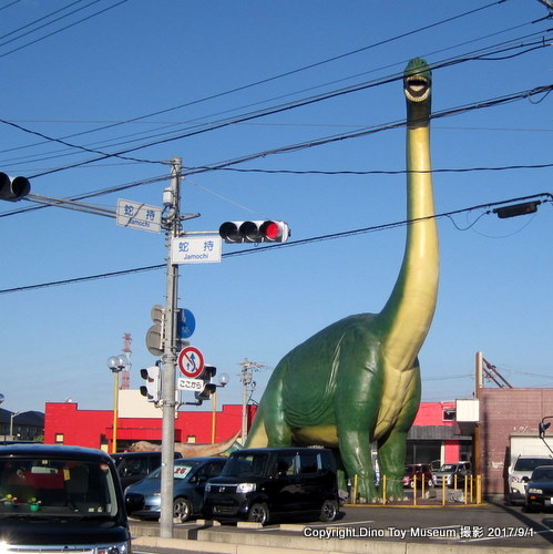 蛇持交差点の商業施設の恐竜像のブラキオサウルス