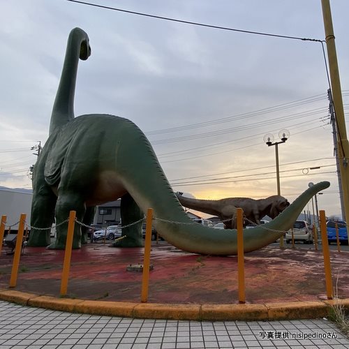 蛇持交差点の商業施設の恐竜像のブラキオサウルス