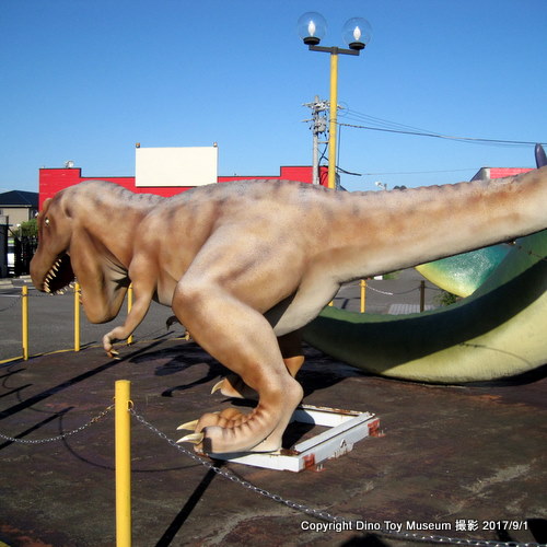 蛇持交差点の商業施設の恐竜像のティラノサウルス