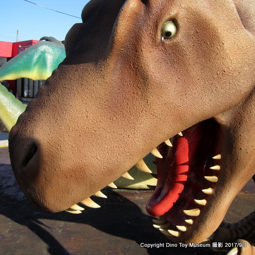 蛇持交差点の商業施設の恐竜像のティラノサウルス