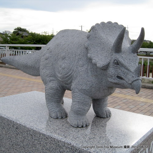 二川駅前の恐竜モニュメントのおもてなしの石像たち