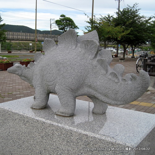 二川駅前の恐竜モニュメントのおもてなしの石像たち