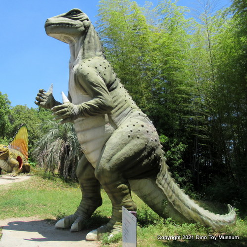蜂ヶ峯総合公園・恐竜の森のイグアノドン