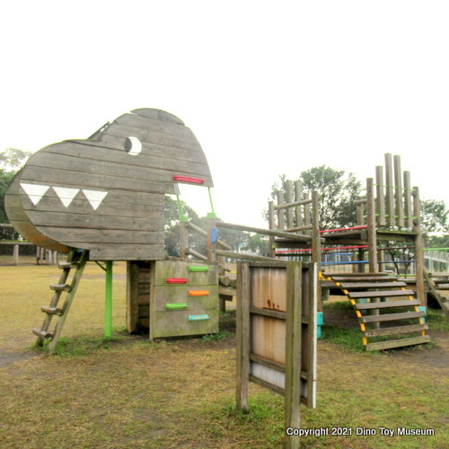 桜島自然恐竜公園の恐竜の木製アスレチック遊具