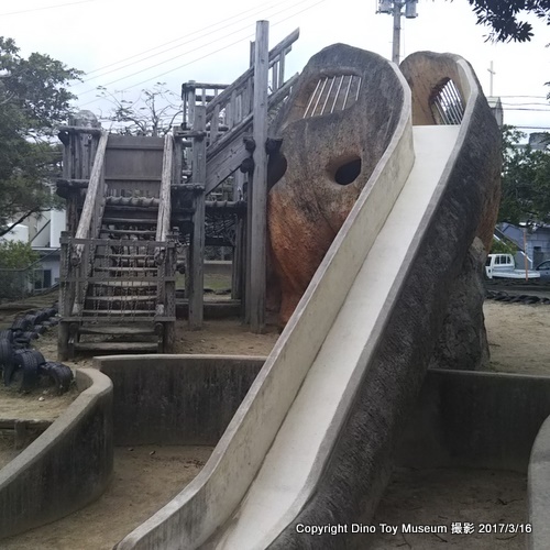 具志宮城東公園の巨大な竜脚類の恐竜遊具