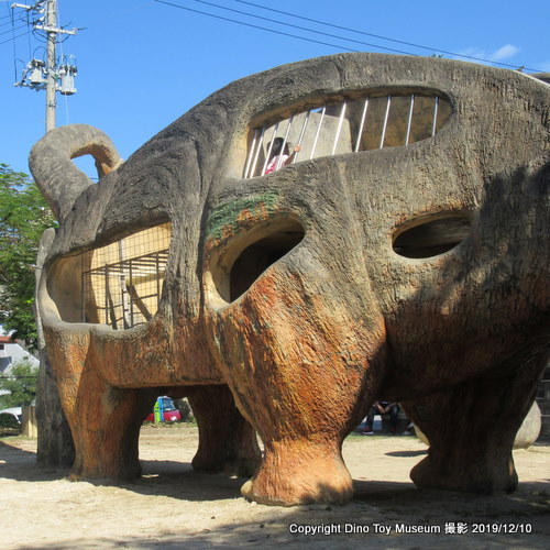 具志宮城東公園の巨大な竜脚類の恐竜遊具